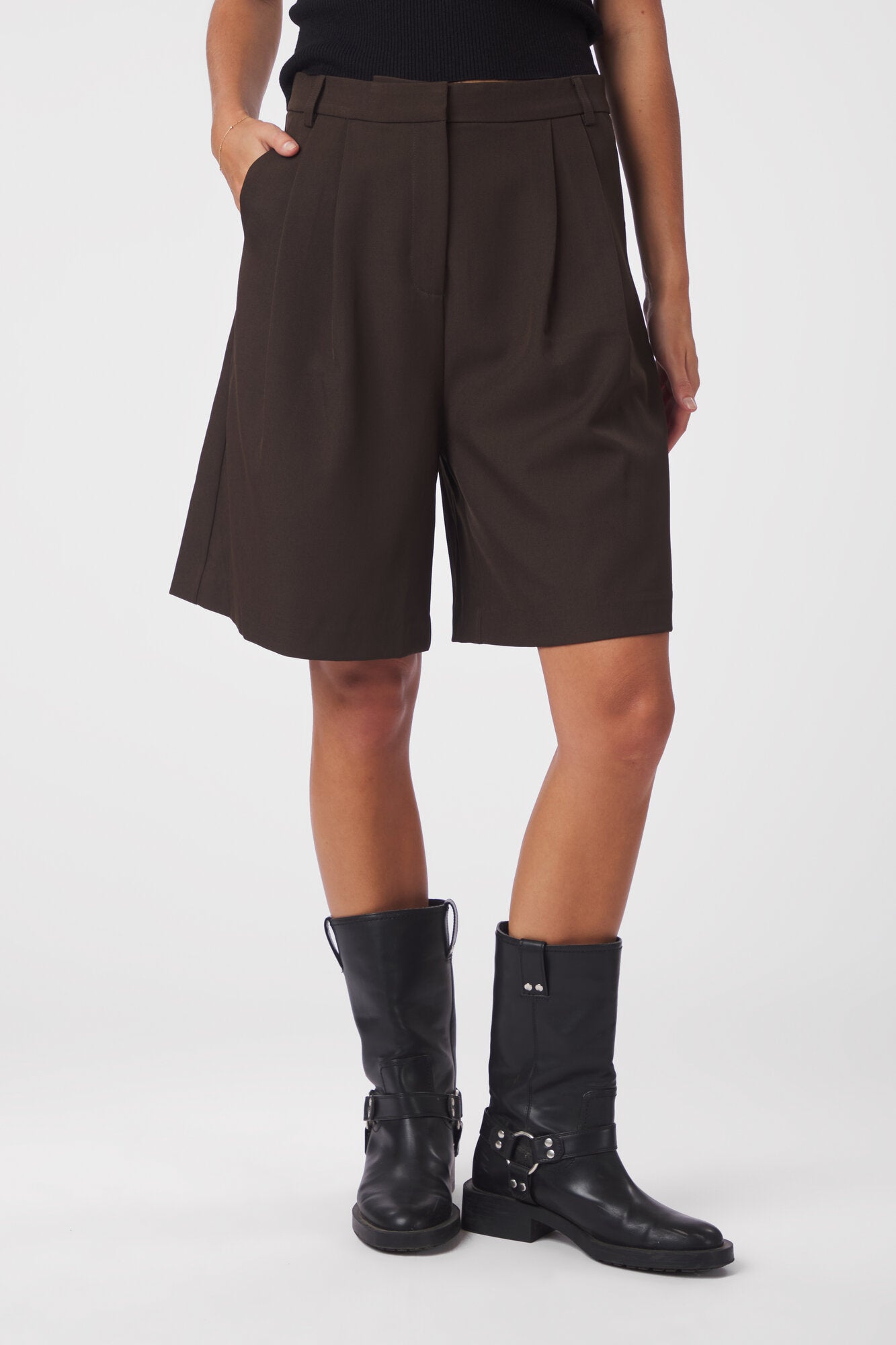 Nika Structure shorts - Dark Brown